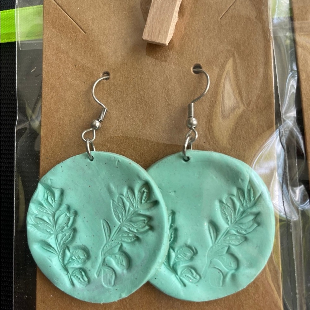 Circle leaf earrings